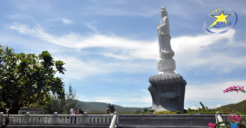 Dâng hương mẹ Quan Thế Âm Bồ Tát tại Chùa Trúc Lâm Tịnh Viên