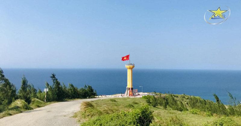 Tour Lý Sơn 2 Ngày 1 Đêm - Khám phá Cù Lao Ré | Saigon Star Travel Ghé thăm và chụp ảnh kỉ niệm tại cột cờ Lý Sơn