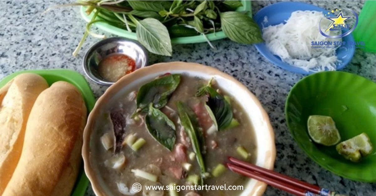 Cháo bò Tri Tôn nấu từ thịt bò Bảy Núi ăn kèm lá chúc thơm nồng