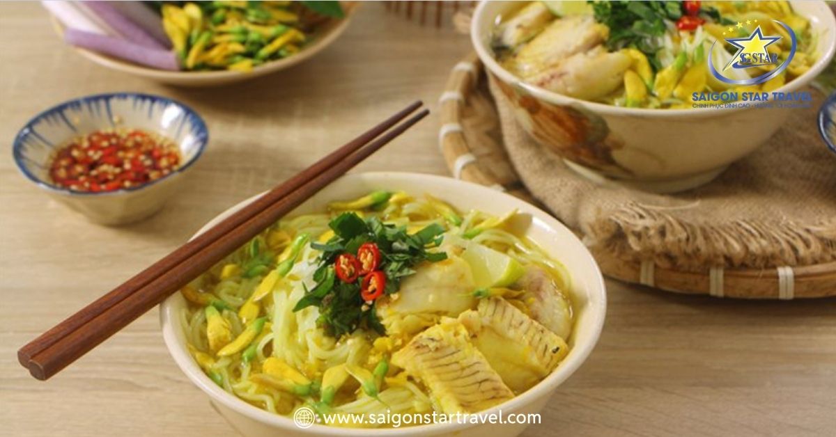 Bún cá Châu Đốc vàng rực nước dùng nghệ ăn kèm bông điên điển chuẩn vị An Giang