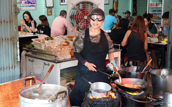 Đến Thip Samai thưởng thức Pad Thái - món ngon trứ danh đất nước chùa Vàng | Saigon Star Travel den-thip-samai-thuong-thuc-pad-thai-mon-ngon-tru-danh-dat-nuoc-chua-vang-7