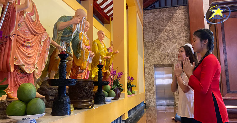 Đi chùa cầu an cho Cha Mẹ ngày Vu Lan