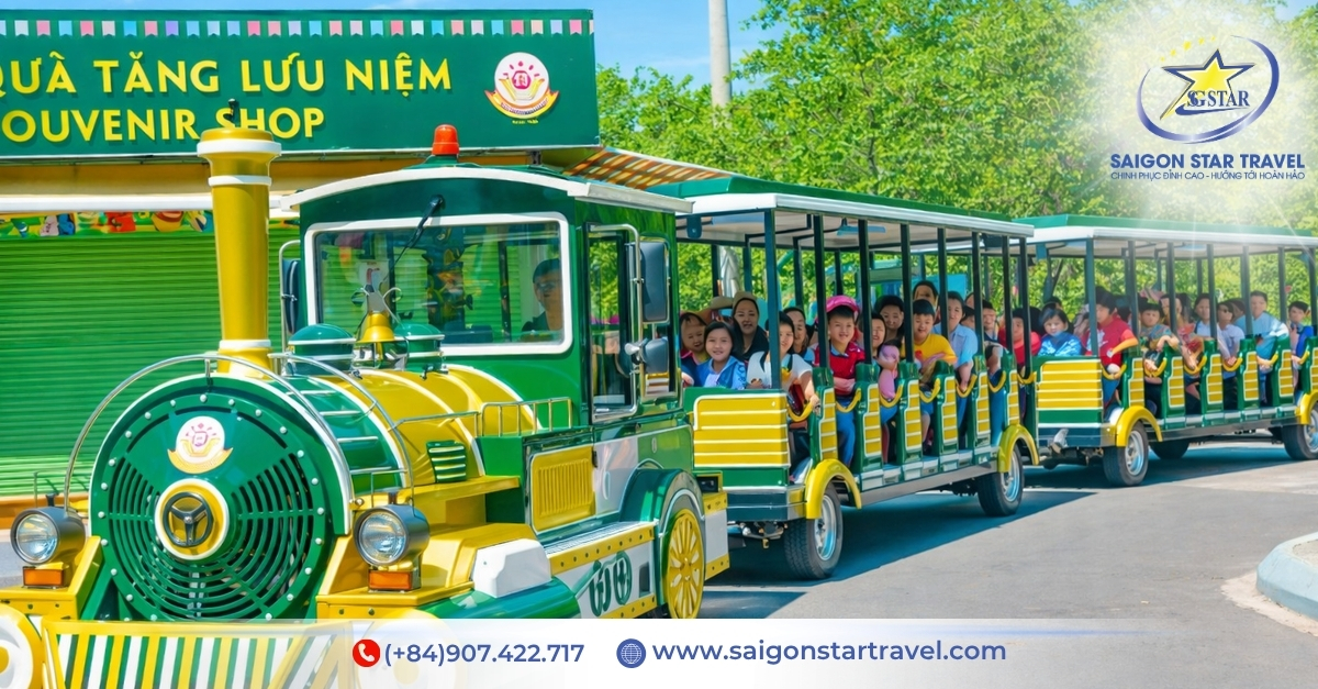 Đi xe lửa đưa các bé tham quan 1 vòng khu du lịch văn hóa Suối Tiên