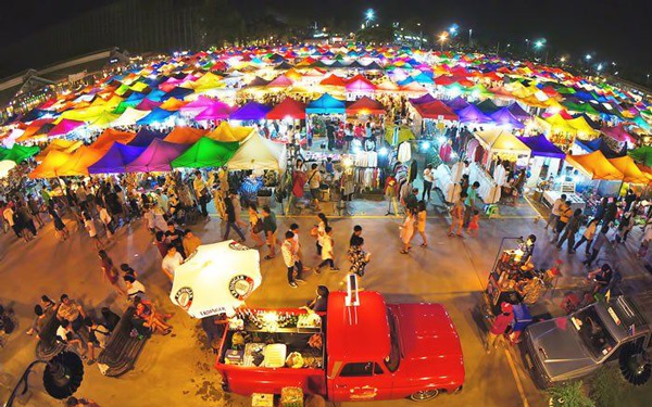 Những quầy bán sặc sỡ tại chợ đêm Rot Fai
