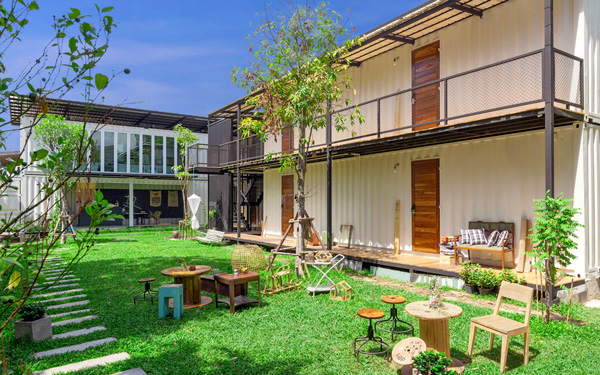 Dãy phòng bằng container tại The Yard Hostel