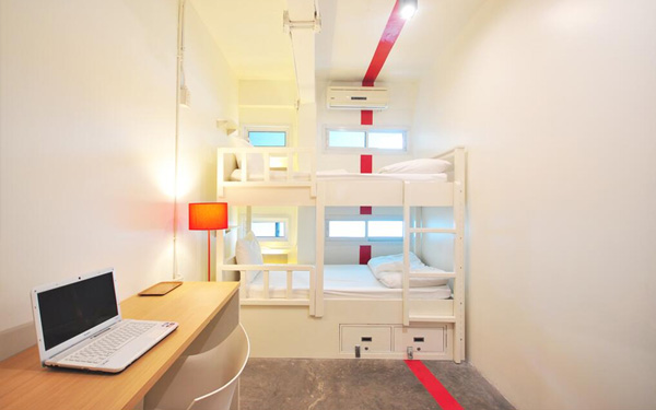 Bên trong phòng ngủ tại HQ Hostel