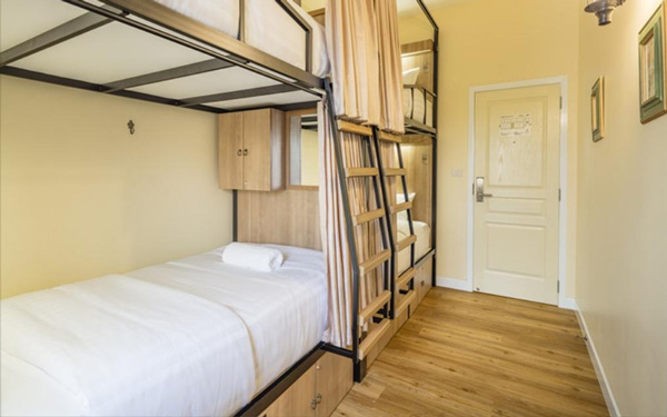 Điểm danh tất tần tật những khách sạn Thái Lan giá rẻ | Saigon Star Travel Bên trong phòng ngủ tập thể tại Vivit Hostel