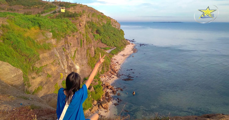 Tour Du Lịch Đảo Lý Sơn 4 ngày 3 đêm - Tour du lịch hè mới nhất | Saigon Star Travel Chụp ảnh và ngắm cảnh biển ở đỉnh Thới Lới Lý Sơn - tour du lịch đảo Lý Sơn 4 ngày 3 đêm