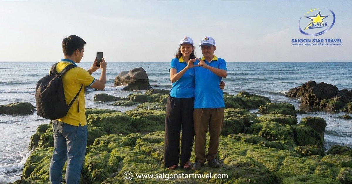 Team Saigon Star Travel đang check-in cho du khách tại bãi đá 7 màu