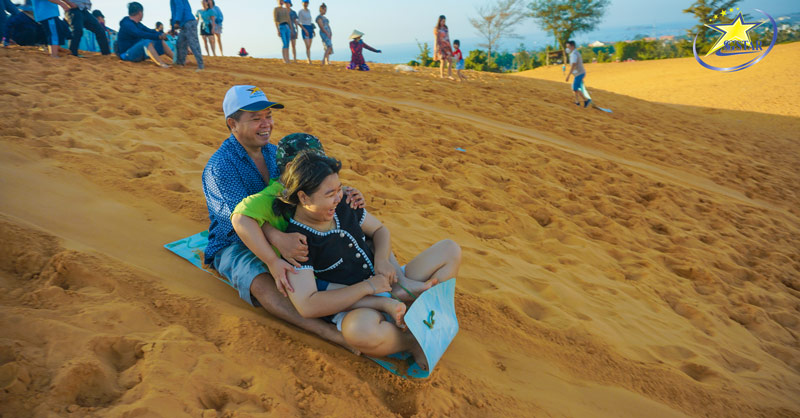 Trải nghiệm Đồi Cát Bay với trò trượt cát siêu hấp dẫn - Tour du lịch Mũi Né 2 ngày 1 đêm