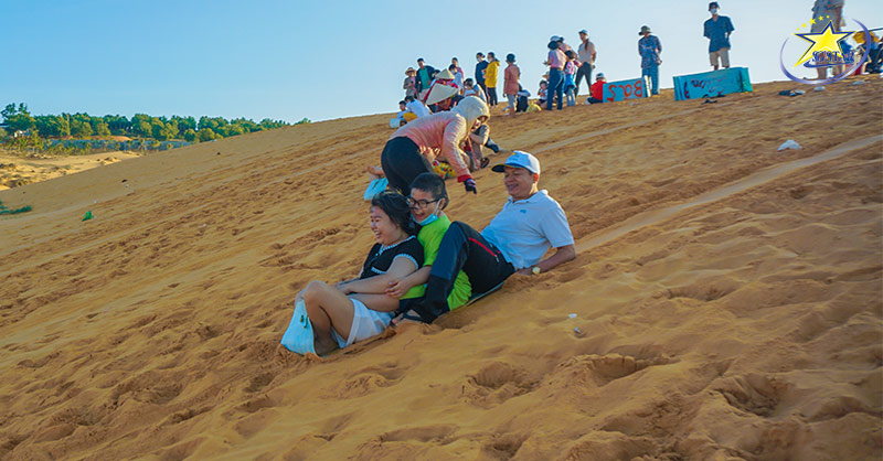 Trượt cát tại Đồi Cát Bay - Tour Mũi Né 3 Ngày 2 Đêm