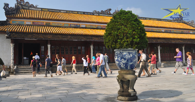 Đôi nét giới thiệu về Kinh thành Huế | Saigon Star Travel Du khách đến tham quan Hoàng Thành Huế