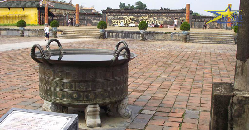 Đôi nét giới thiệu về Kinh thành Huế | Saigon Star Travel Vạc đồng tại Điện Cần Chánh