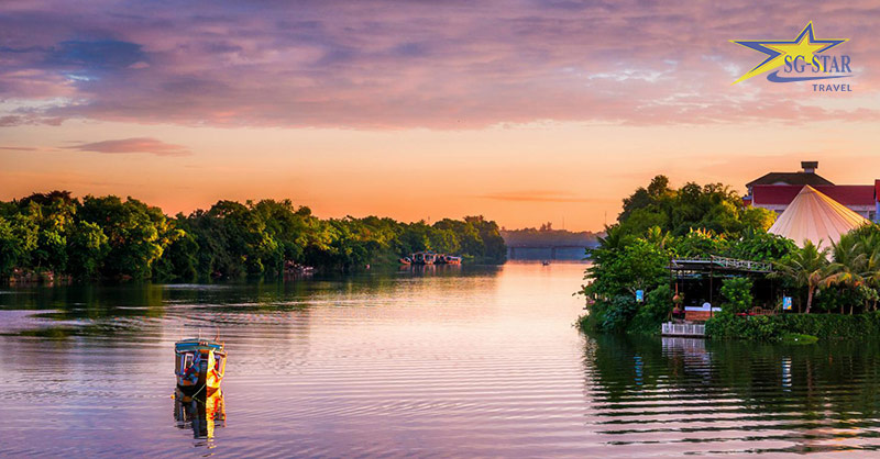 Đôi Nét Giới Thiệu Về Sông Hương | Saigon Star Travel Sông Hương như một nét vẽ mềm mại và dịu êm