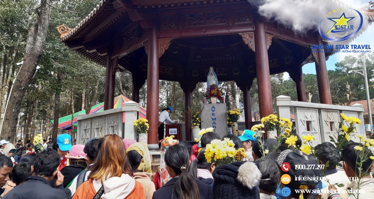 Du khách hành hương Đức Mẹ Măng Đen