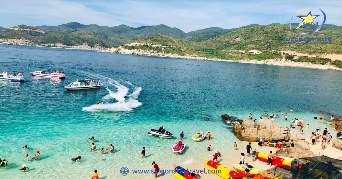 Du khách tắm biển và thư giãn tại Bãi Cóc