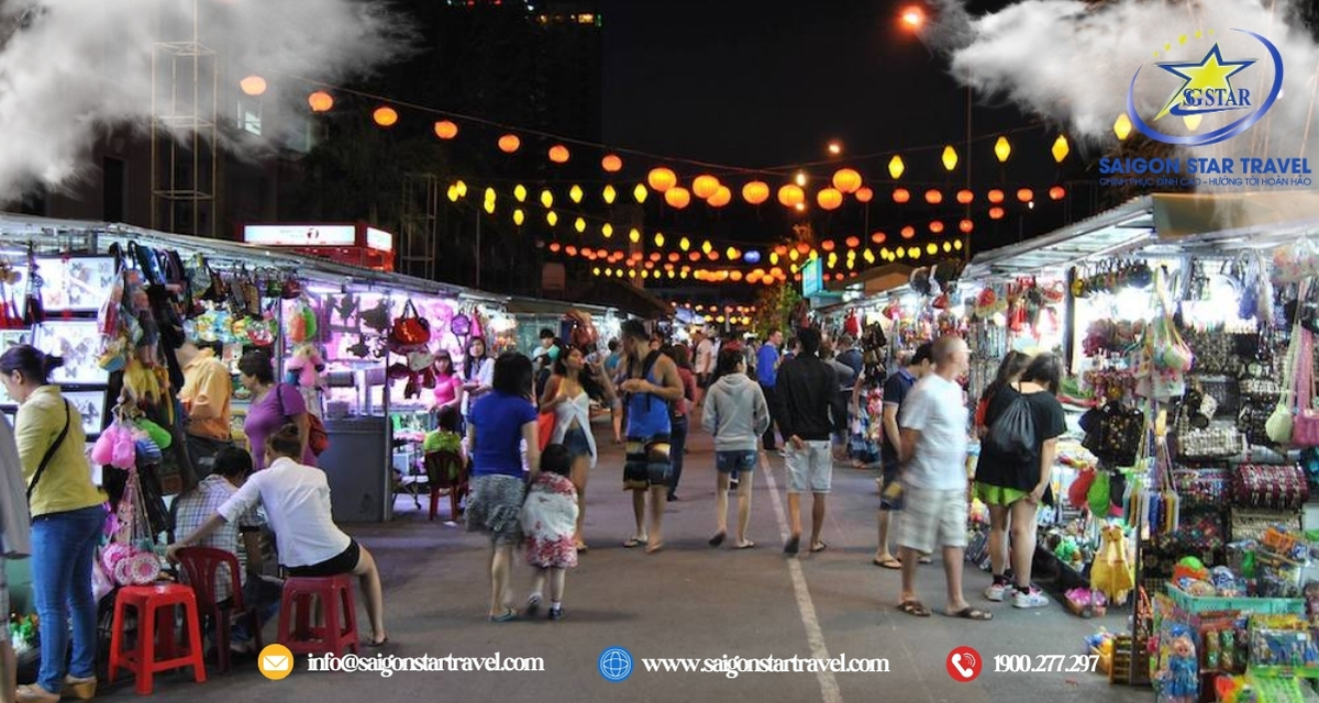 Du khách tham quan mua sắm