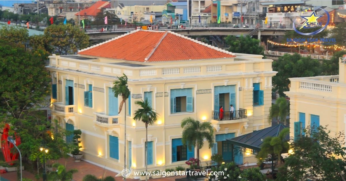 Toàn cảnh bên ngoài Dinh thự của Công tử Bạc Liêu