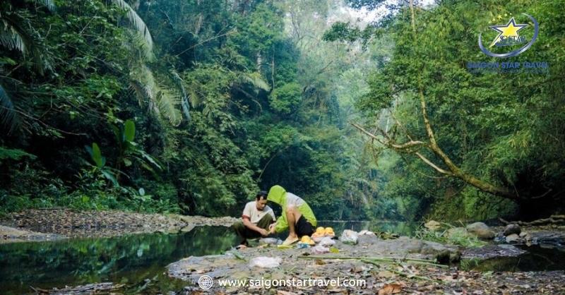 Thực hành kỹ năng sinh tồn cơ bản và dựng trại trong tour trekking Bù Gia Mập 2 ngày 1 đêm