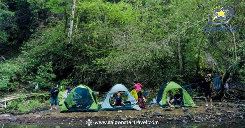 Bãi cắm trại giữa rừng bên suối Đắk Ka trong tour trekking Bù Gia Mập 2 ngày 1 đêm