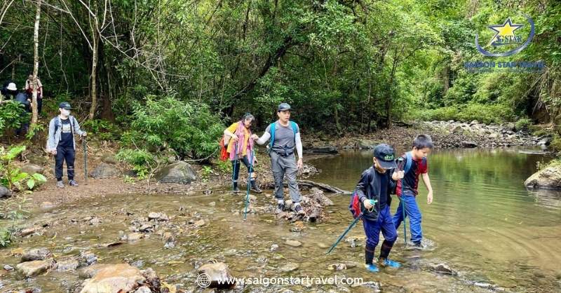 Băng rừng lội suối trong tour trekking VQG Bù Gia Mập 2 ngày 1 đêm