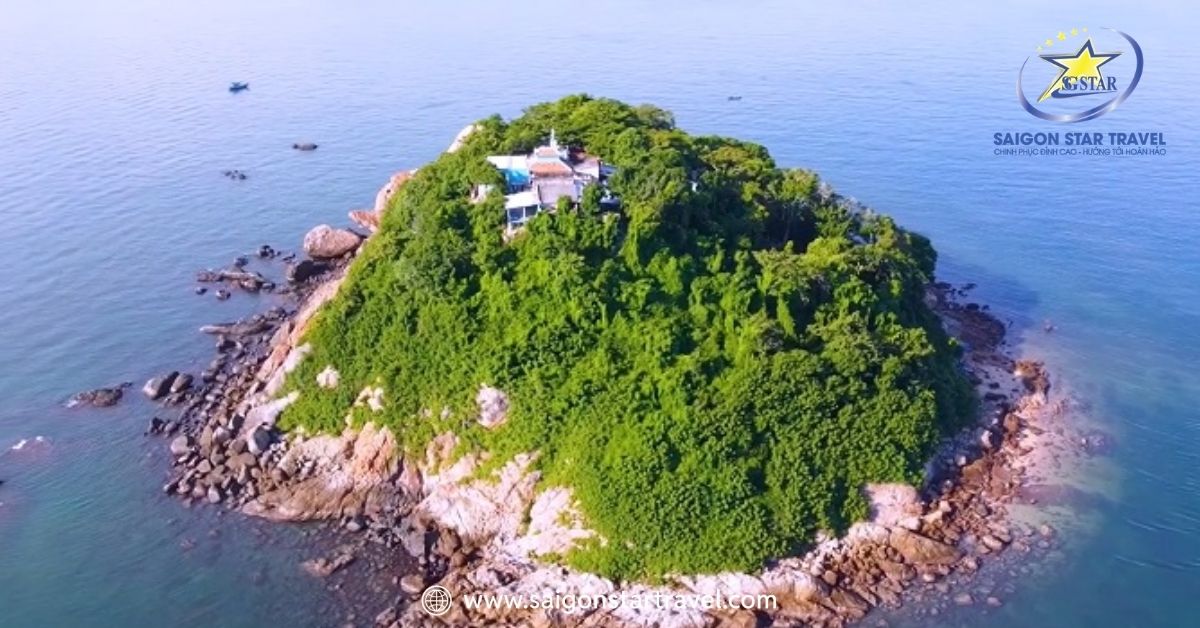 Đảo Hòn Bà nhìn từ xa tựa như một chú rùa đang bơi giữa đại dương