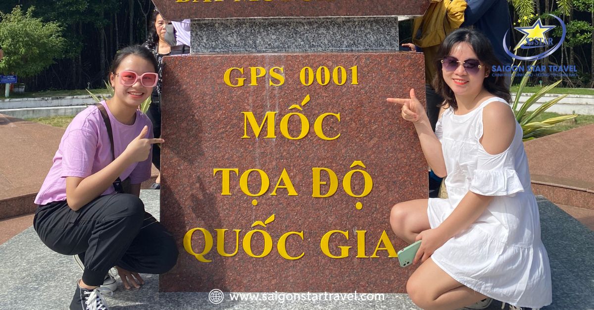 Đoàn du khách check-in tại Mốc tọa độ quốc gia GPS 0001 – Mũi Cà Mau
