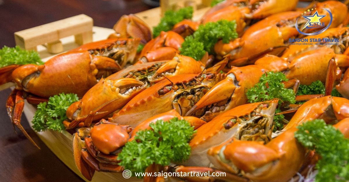 Cận cảnh mâm cua Cà Mau hấp bia đỏ rực, căng tròn và ngập tràn gạch