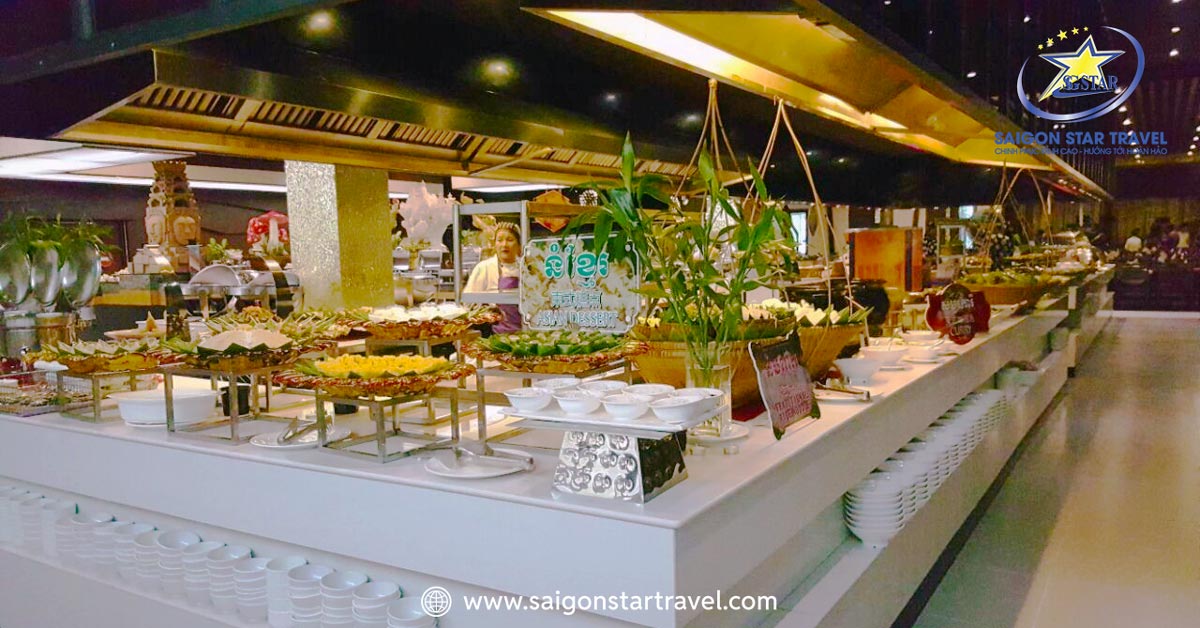 Dùng buffet trưa tại nhà hàng Tonle Bassac II