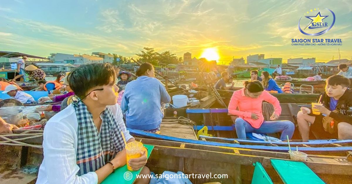 Đón bình minh trên chợ nổi