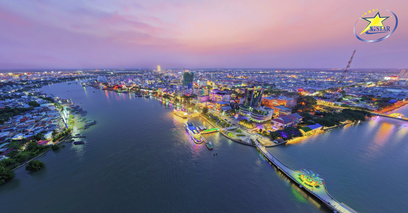 Bến Ninh Kiều rực rỡ về đêm