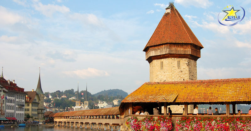 Tour Đức Pháp Thụy Sĩ 9 Ngày 8 Đêm | Khám phá Châu Âu Trọn Gói | Saigon Star Travel Cây cầu gỗ Chapel thơ mộng đầy vẻ quyến rũ - Tour Đức Pháp Thụy Sĩ 9 Ngày 8 Đêm