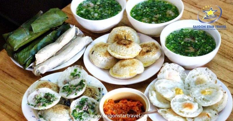 Top Những Món Ăn Vặt Đà Lạt Không Thể Bỏ Qua | Saigon Star Travel Bánh Căn Đà Lạt nóng hổi, ai cũng muốn ăn một miếng