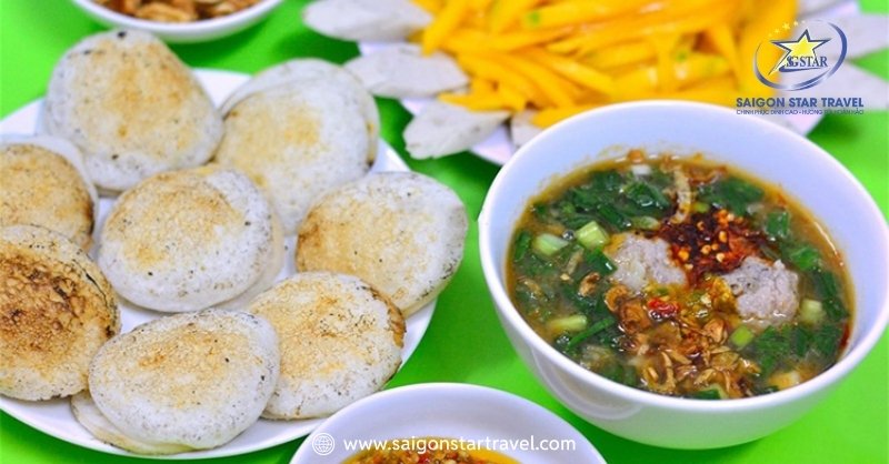 Du Lịch Đà Lạt Mùa Xuân – Khám Phá Đà Lạt Tràn Sức Sống | Saigon Star Travel Bánh Căn Lệ luôn đông khách nhờ hương vị chuẩn Đà Lạt