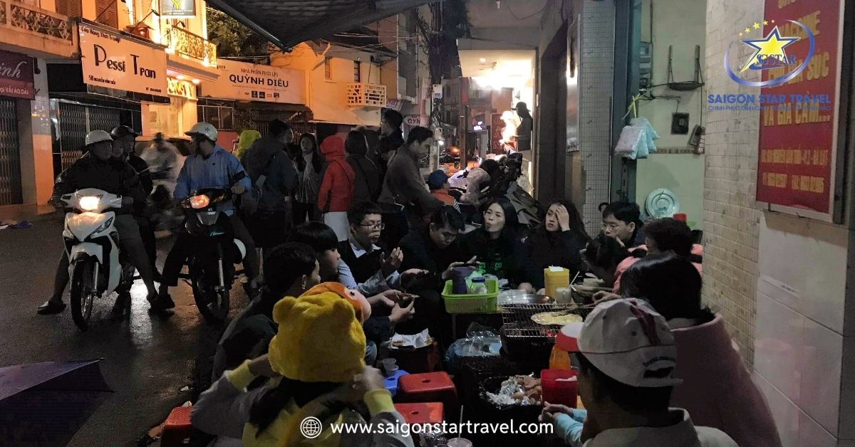 Bánh tráng nướng Bà Khùng 61 Nguyễn Văn Trỗi Đà Lạt bên bếp than