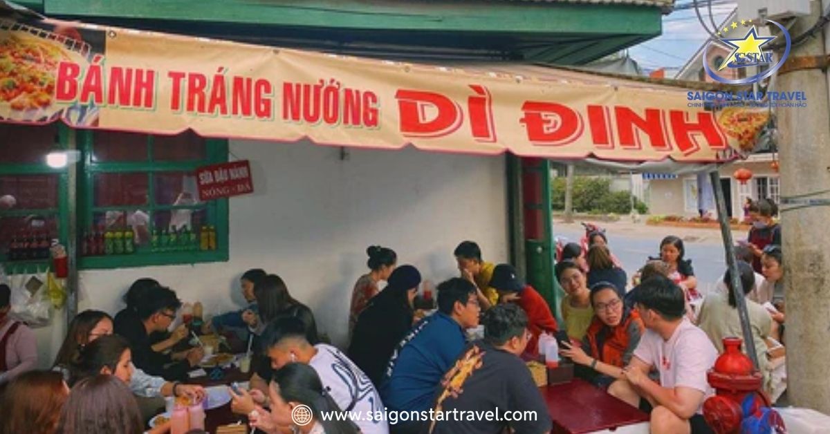 Bánh tráng nướng Dì Đinh Đà Lạt giòn rụm, phủ trứng và thịt băm