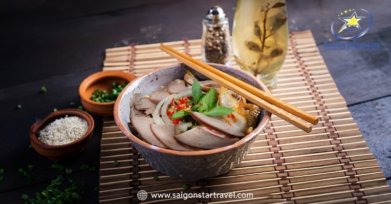 Kinh Nghiệm Du Lịch Đà Lạt Tự Túc 2 Người Từ A Đến Z | Saigon Star Travel Bánh ướt lòng gà Trang hòa quyện hài hòa giữa vị mặn, ngọt, chua cay