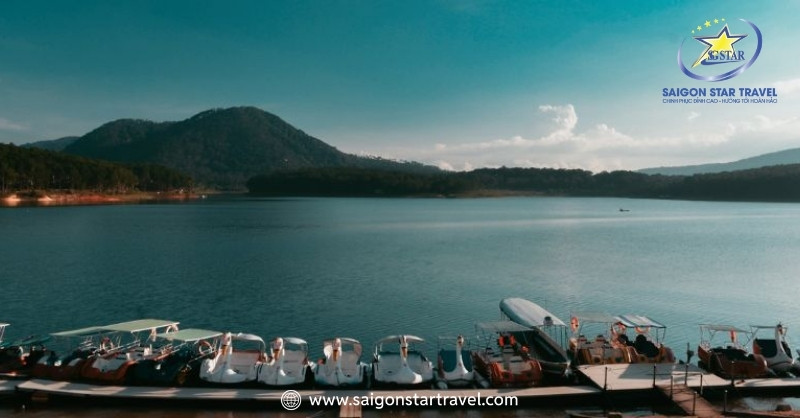 Vẻ Đẹp Hồ Tuyền Lâm Đà Lạt Huyền Bí Nơi Xứ Ngàn Hoa | Saigon Star Travel Bến thuyền Hồ Tuyền Lâm như những người lính bảo vệ khu du lịch Đà Lạt