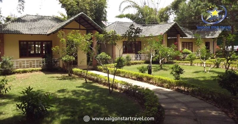 Kinh Nghiệm Đi Khu Du Lịch Thác DamBri Mới Nhất 2025 | Saigon Star Travel Bungalow được thiết kế sang trọng, đầy đủ tiện nghi