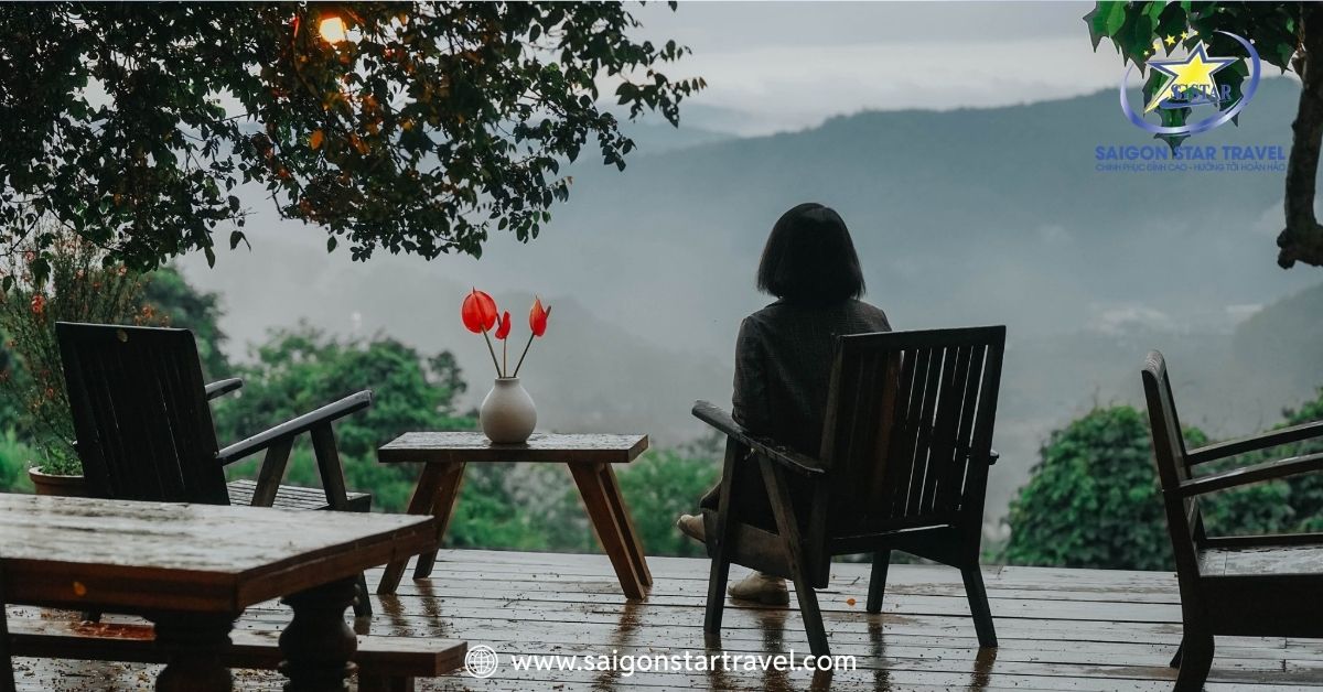 Ngồi nhâm nhi tách cacao nóng và ngắm nhìn phố núi qua lăng kính ướt mưa là trải nghiệm mang tính "chữa lành" cực cao.