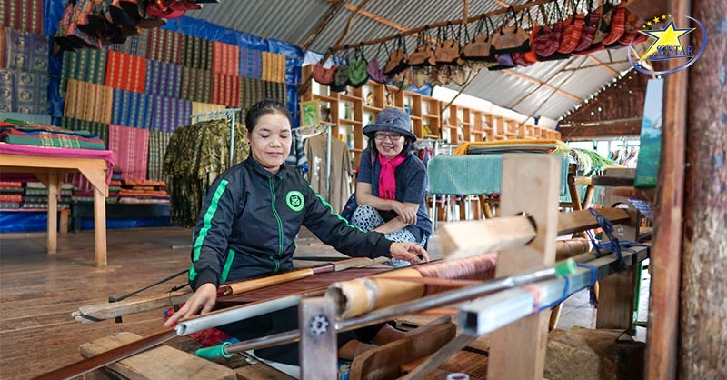 Khu vực Thổ cẩm & Quà lưu niệm
