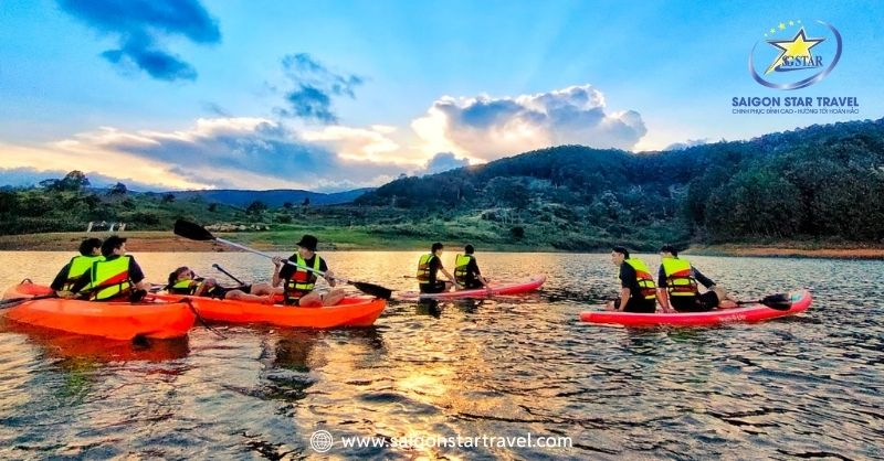 Vẻ Đẹp Hồ Tuyền Lâm Đà Lạt Huyền Bí Nơi Xứ Ngàn Hoa | Saigon Star Travel Chèo thuyền Kayak Hồ Tuyền Lâm ngắm vẻ đẹp ngoại mục của sông nước Đà Lạt