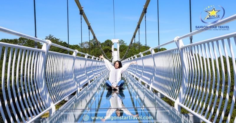 Bước Trên Mây Tại Cầu Kính Đà Lạt Với Góc Nhìn Mới | Saigon Star Travel Cầu kính nhìn xuống thung lũng sâu thẳm ở độ cao 1.500 mét