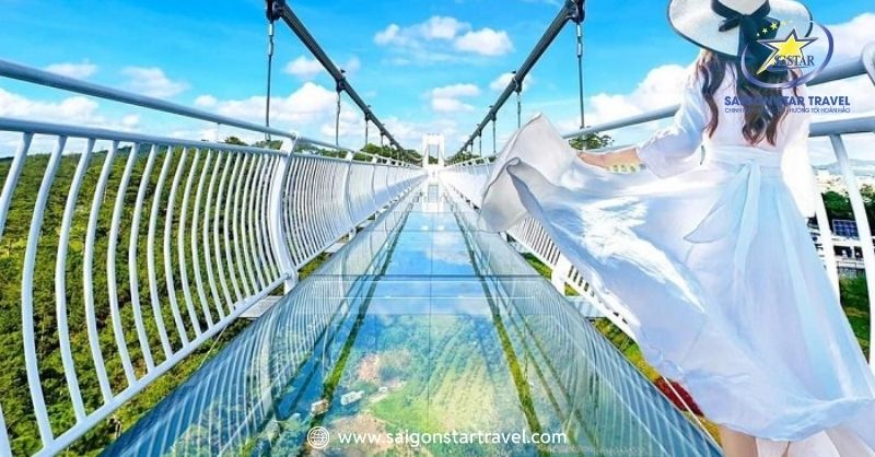 Bước Trên Mây Tại Cầu Kính Đà Lạt Với Góc Nhìn Mới | Saigon Star Travel Cây cầu được xây dựng trên công nghệ 7D hiện đại