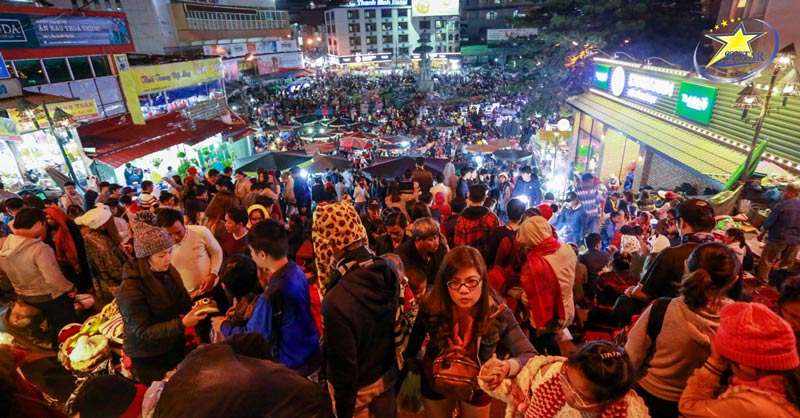 Những Gợi Ý Cho Chuyến Du lịch Đà Lạt Tết 2024 | Saigon Star Travel "Biển người" tại Chợ Đêm Đà Lạt