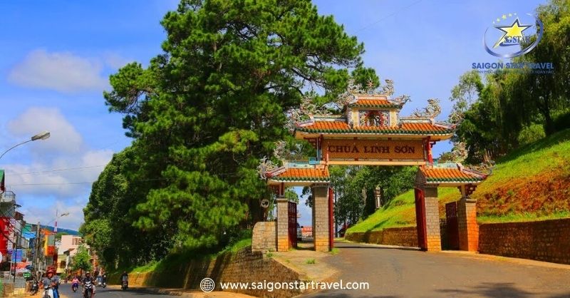 Danh Lam Thắng Cảnh Đà Lạt – Nên Đi Đâu Cho Bõ Công? | Saigon Star Travel Chùa Linh Sơn có kiến trúc truyền thống Á Đông - Danh lam thắng cảnh ở Đà Lạt