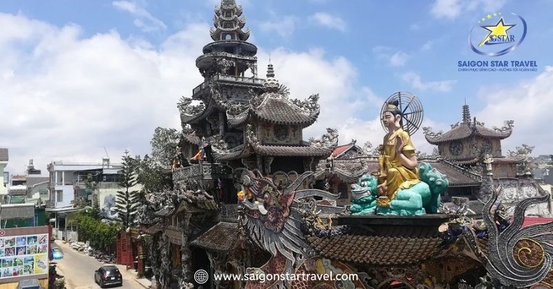 Du Lịch Trại Mát Đà Lạt - Bỏ Túi Kinh Nghiệm Mới Nhất 2025 | Saigon Star Travel Vẻ đẹp cổ kính mà không kém phần tráng lệ tại Chùa Linh Phước