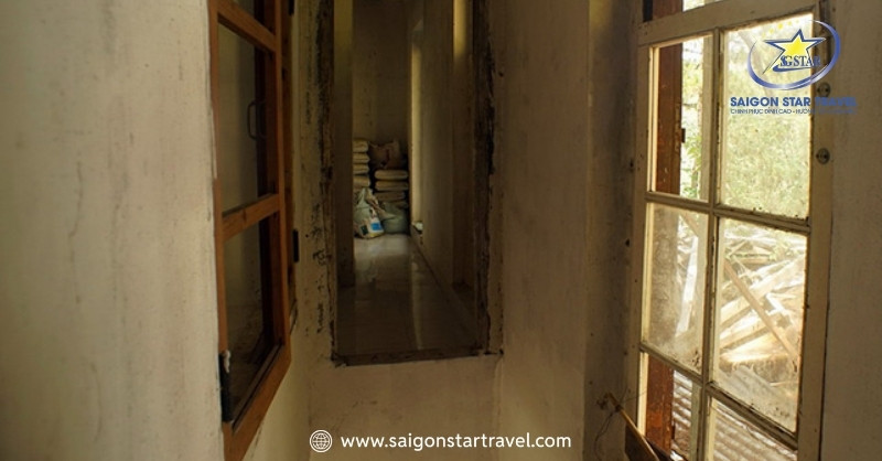 Bí Ẩn Ngôi Nhà Ma Đà Lạt Đèo Prenn Và Câu Chuyện Kỳ Lạ | Saigon Star Travel Những ô cửa sổ không có kính tại nhà ma đèo Prenn