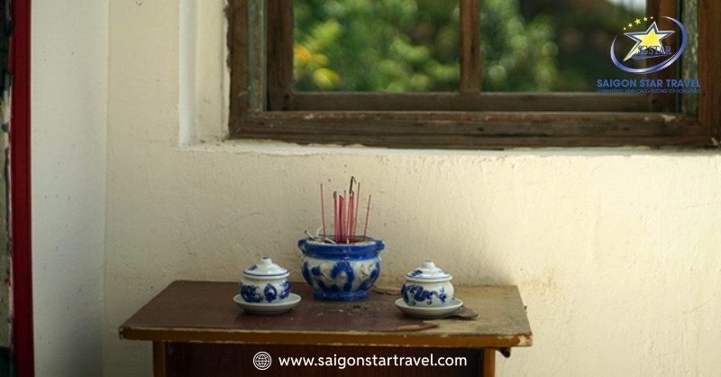 Bí Ẩn Ngôi Nhà Ma Đà Lạt Đèo Prenn Và Câu Chuyện Kỳ Lạ | Saigon Star Travel Một góc bàn thờ bên cửa sổ ở ngôi nhà ma đà lạt