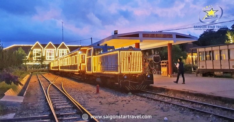 Du Lịch Trại Mát Đà Lạt - Bỏ Túi Kinh Nghiệm Mới Nhất 2025 | Saigon Star Travel Khung cảnh tuyệt khi trải nghiệm phương tiện di chuyển bằng tàu lửa cổ